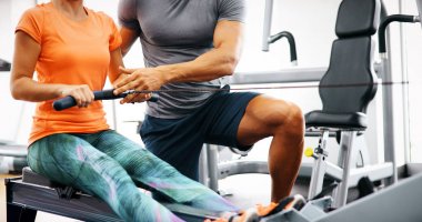 kişisel antrenör ile egzersizleri yapıyor kadın