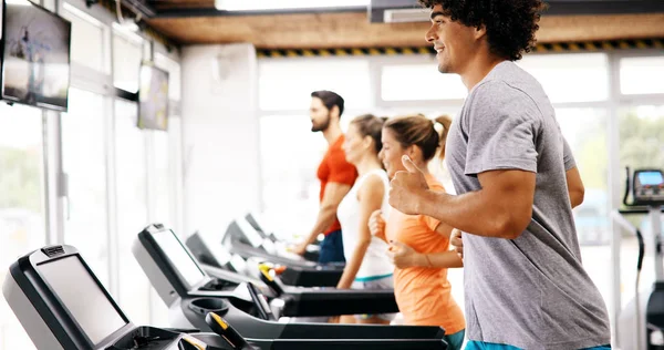 Joven Hombre Guapo Haciendo Entrenamiento Cardiovascular Cinta Correr Gimnasio — Foto de Stock