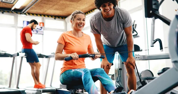 Ung Vacker Kvinna Gör Övningar Med Personlig Tränare Gymmet — Stockfoto