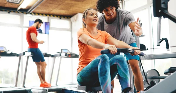 Personlig Tränare Hjälpa Kvinnan Reach Mål Gymmet — Stockfoto