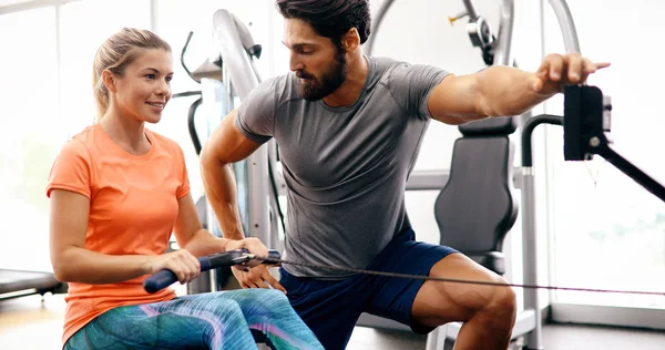 Vrouw doen oefeningen met personal trainer — Stockfoto