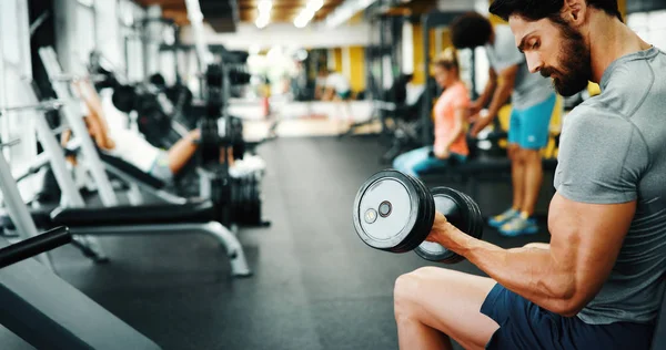 Muscular fisiculturista cara fazendo exercícios — Fotografia de Stock