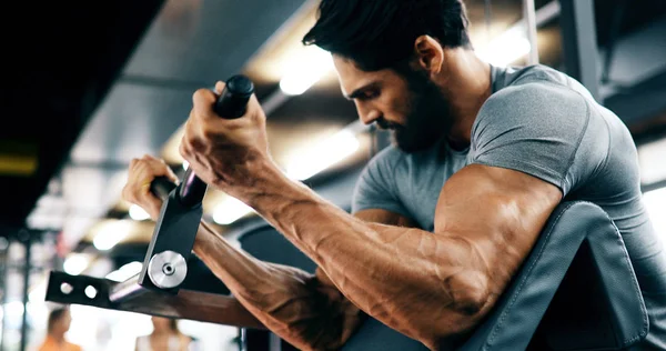 Man göra övningar i gym — Stockfoto