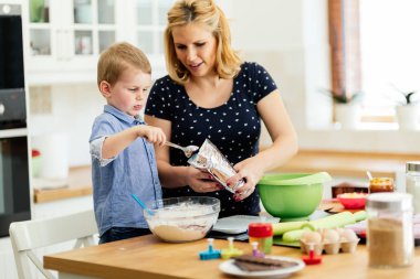 Anne ve çocuk kurabiye hazırlama