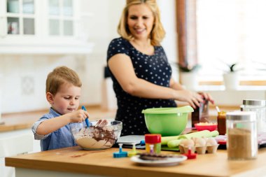 Mutlu anne ve çocuk mutfakta