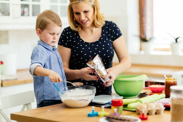 Happy matka a dítě v kuchyni — Stock fotografie