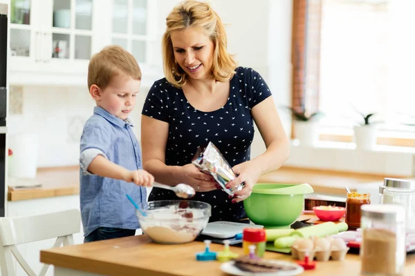 Happy matka a dítě v kuchyni — Stock fotografie