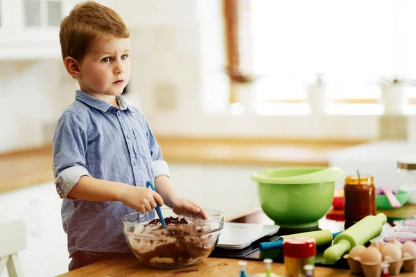 Ребенок учится стать шеф-поваром — стоковое фото