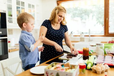 Mutlu anne ve çocuk mutfakta