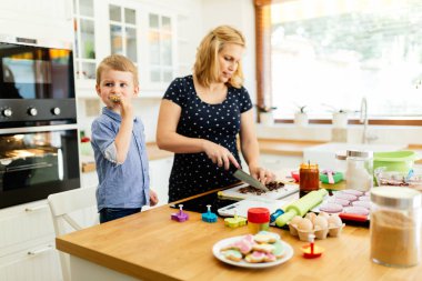  Çocuk yardım anne mutfak