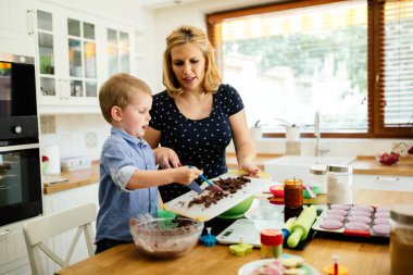 Anne ve çocuk kurabiye hazırlama