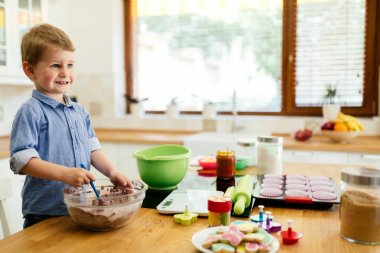 Çok güzel çocuk kurabiye yapma