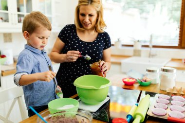 Çocuk anne kek hazırlamak yardım