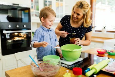 Çocuk anne kek hazırlamak yardım