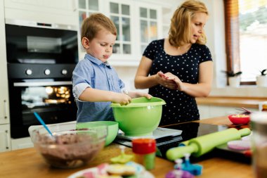 Çocuk anne kek hazırlamak yardım 