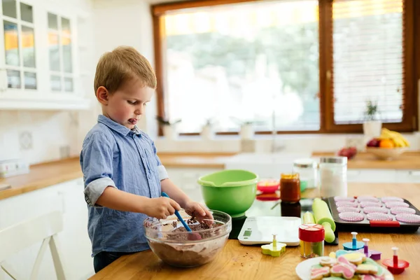 Criança adorável fazendo biscoitos — Fotografia de Stock