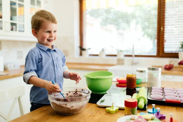 Enfant aidant mère à faire des cookies — Photo