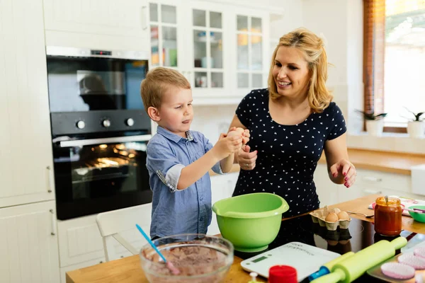 Dítě pomáhá matce se soubory cookie — Stock fotografie