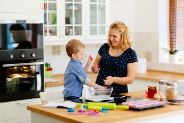 Anne ve çocuk kurabiye hazırlama
