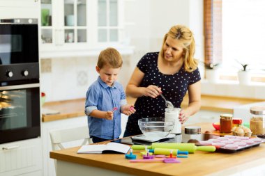 Anne ve çocuk kurabiye hazırlama