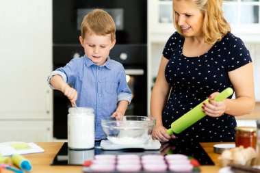 Çocuk anne kek hazırlamak yardım