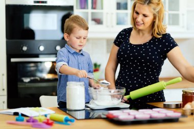 Anne ve çocuk kurabiye hazırlama