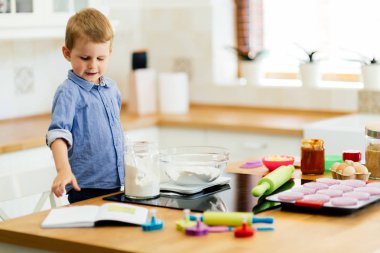 Çok güzel çocuk kurabiye yapma