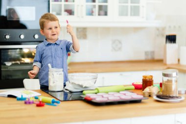 Çocuk bir şef olmak öğrenme