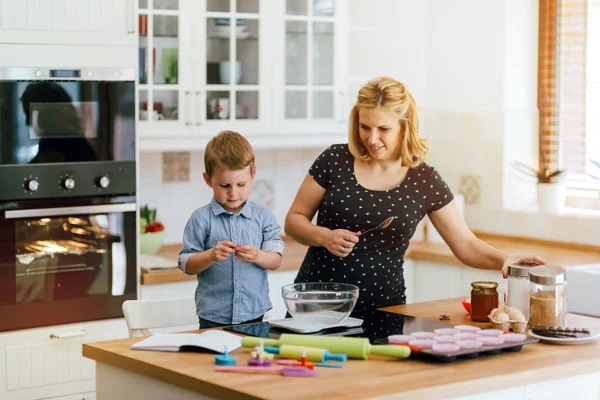 Mère et enfant préparant des cookies — Photo