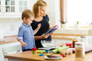 Anne ve çocuk kurabiye hazırlama