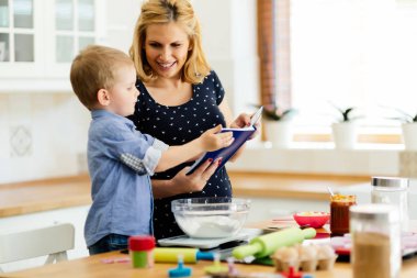 Anne ve çocuk kurabiye hazırlama