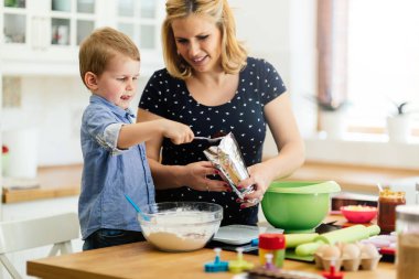 Çocuk anne kek hazırlamak yardım 