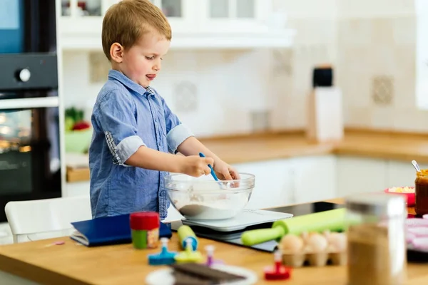 Ребенок учится стать шеф-поваром — стоковое фото