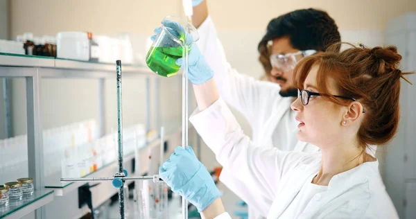 Gruppe von Chemiestudenten, die im Labor arbeiten — Stockfoto