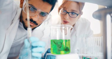  Laboratuvarda çalışan kimya öğrencileri