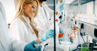 Kimya laboratuarında çalışan genç öğrenciler