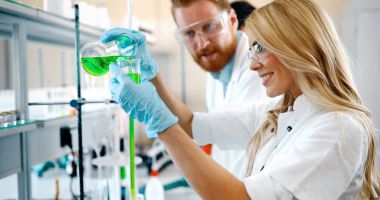 Laboratuvarda çalışan kimya öğrenci grubu