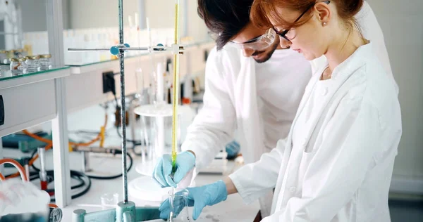 Estudantes de química que trabalham em laboratório — Fotografia de Stock