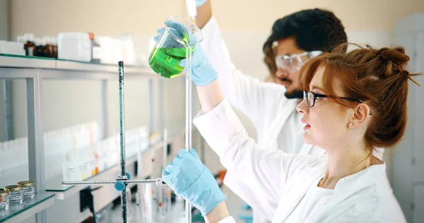 Chemiestudenten arbeiten im Labor — Stockfoto