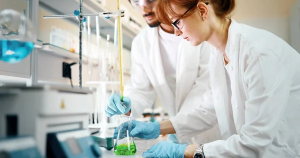 Estudantes de química que trabalham em laboratório — Fotografia de Stock
