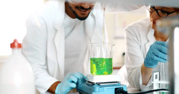 Students of chemistry working in laboratory — Stock Photo, Image