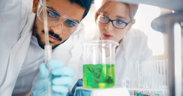 Chemiestudenten arbeiten im Labor — Stockfoto