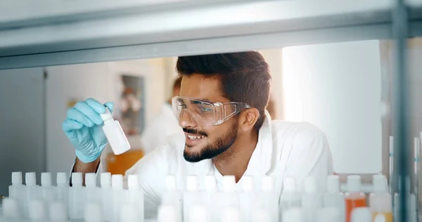 Chemiestudent arbeitet im Labor — Stockfoto