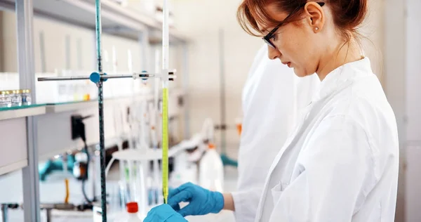 Student of chemistry working in laboratory — Stock Photo, Image