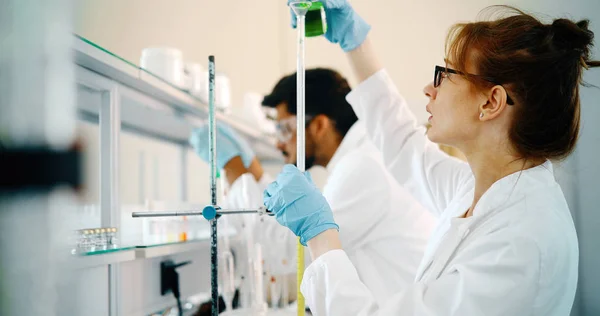Mladí studenti pracující v laboratoři chemie — Stock fotografie