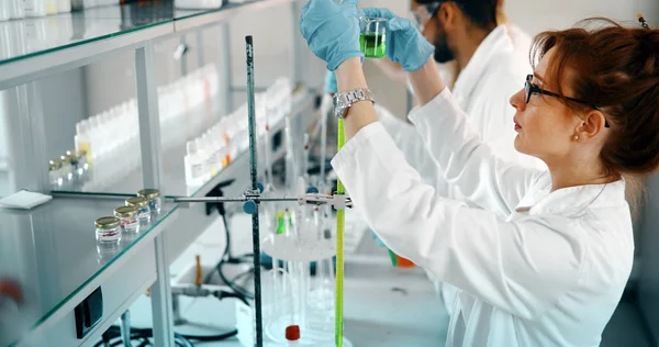 Estudante de química que trabalha em laboratório — Fotografia de Stock