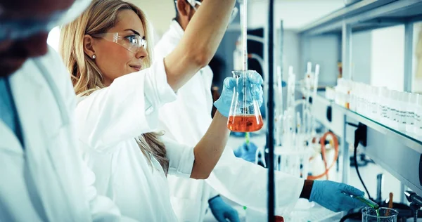 Student of chemistry working in laboratory — Stock Photo, Image