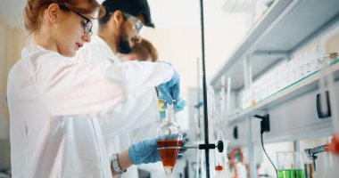 Kimya laboratuarında çalışan genç öğrenciler