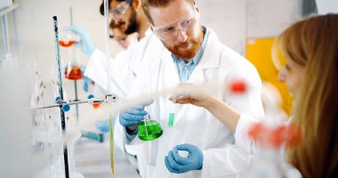 Kimya laboratuarında çalışan genç öğrenciler