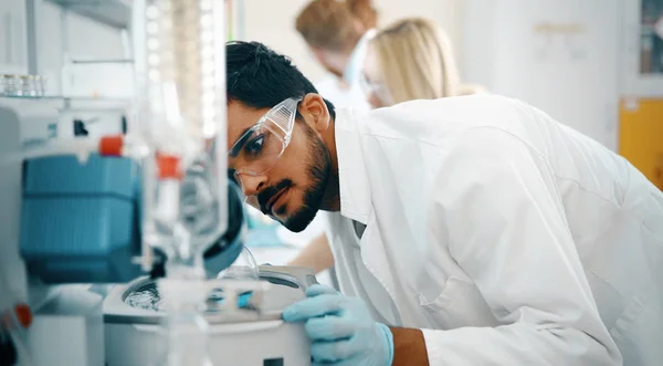 Jonge studenten van de chemie werkt in laboratorium — Stockfoto